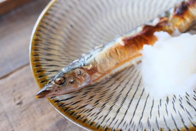 美味しく焼き上がった秋刀魚 大根おろし添え