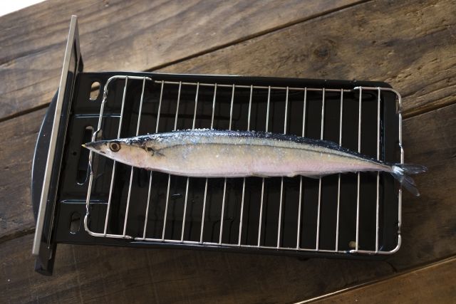 秋刀魚をグリルで焼く