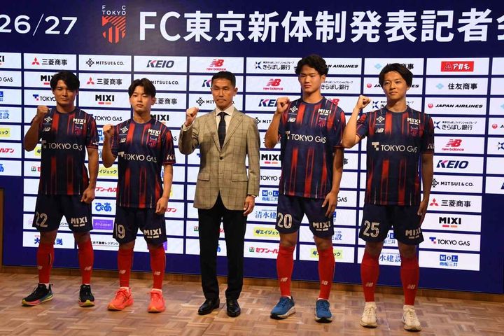 画像: (C)JUN.S 会見に臨む石原広教選手（DF）、本間至恩選手（MF）、松橋力蔵監督、永野修都選手（DF）、小湊絆選手（FW）