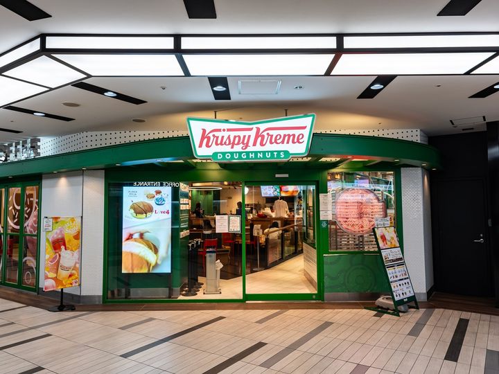 クリスピー・クリーム・ドーナツが「ハリー・ポッター」との日本初コラボレーションを、8月21日から全店舗で展開。ホグワーツの4寮をイメージしたドーナツや、食べるまで寮がわからない「組分け帽子」ドーナツが登場します。（サムネイル画像出典；PIXTA）