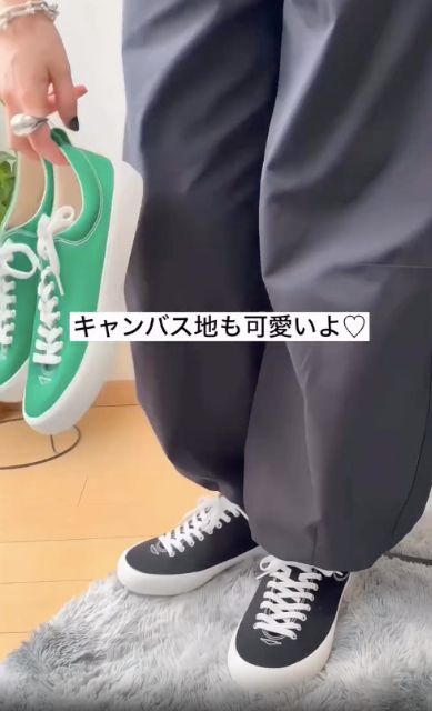 黒のカラーキャンバススニーカーを取り入れたコーデ