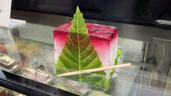 「岩田屋餅菓子店」のブルーベリーのあわ雪(120円)