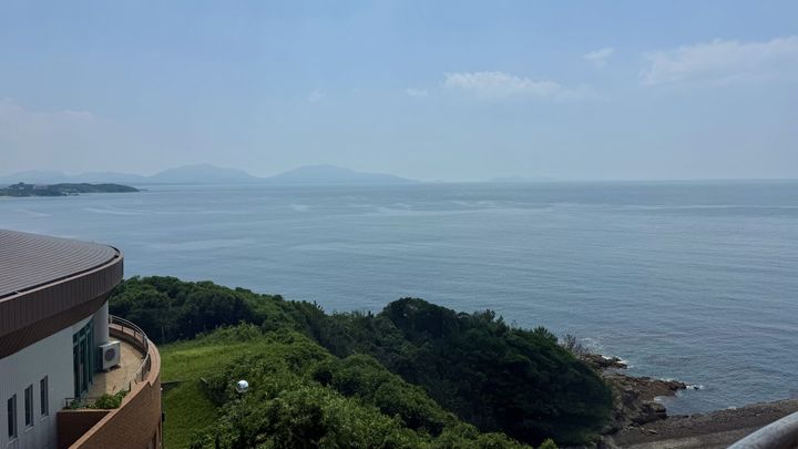 窓の先に広がる玄界灘の絶景