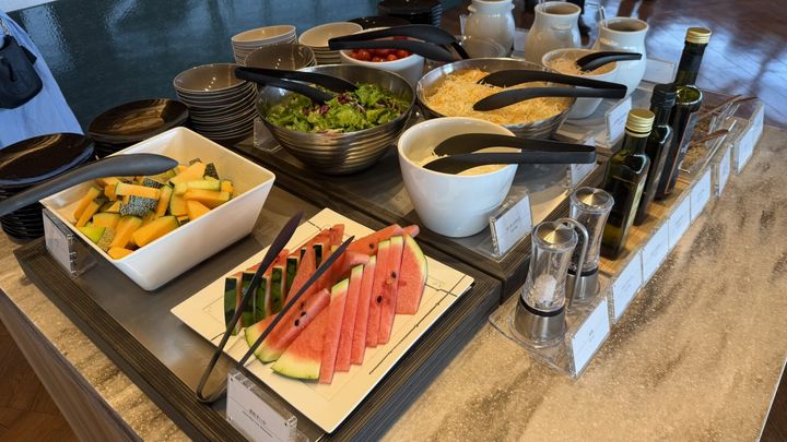 みずみずしいサラダバーや甘みがキュッと詰まったスイカなど、食前やお口直しにぴったりの爽やかな季節のフルーツや野菜
