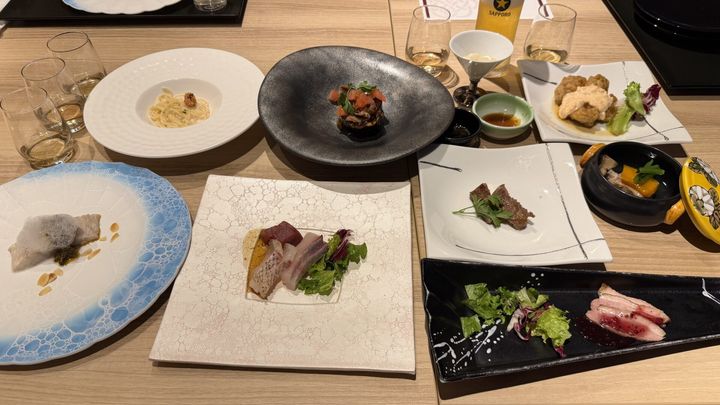 有田焼などの上質な器に盛り付けられた彩り豊かな夕食の料理