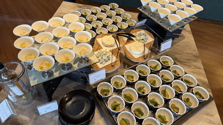 チーズや自家製豆腐など、手軽に食べられるアミューズ