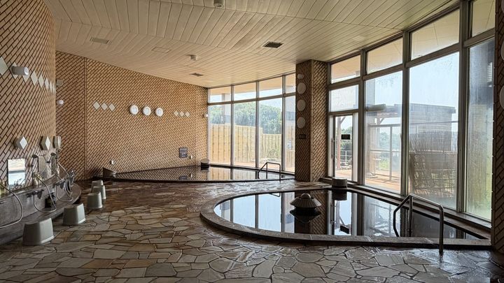 大きな窓から景色を見渡せる大浴場の内湯
