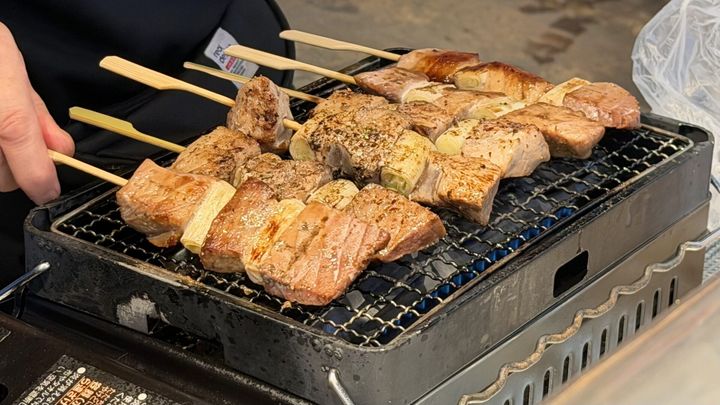 「九州まぐろ」の天然本まぐろ中トロ串(500円)