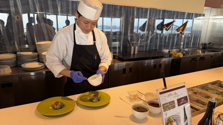 目の前で丁寧に料理の盛り付けをするシェフ