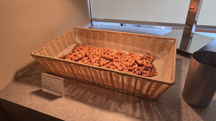 バスケットに入ったたくさんのクロッフル