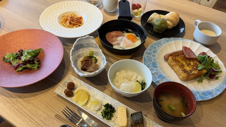 和食と洋食の多種多様なメニューが並ぶ朝食ビュッフェのテーブル