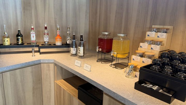 お酒のボトルやジュースサーバーが並ぶドリンクカウンター