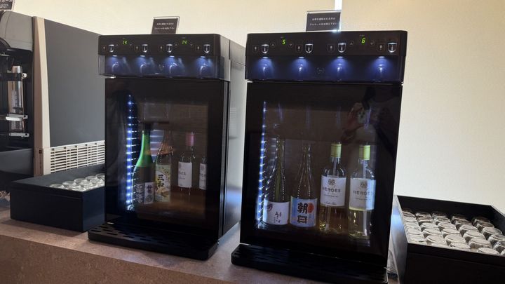 ワインや日本酒などのボトルがセットされたドリンクディスペンサー
