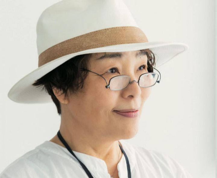 度が進んだだめ、2のめがねから1のめがねにかけ替え中。スクエア型でよりきりっとした印象。