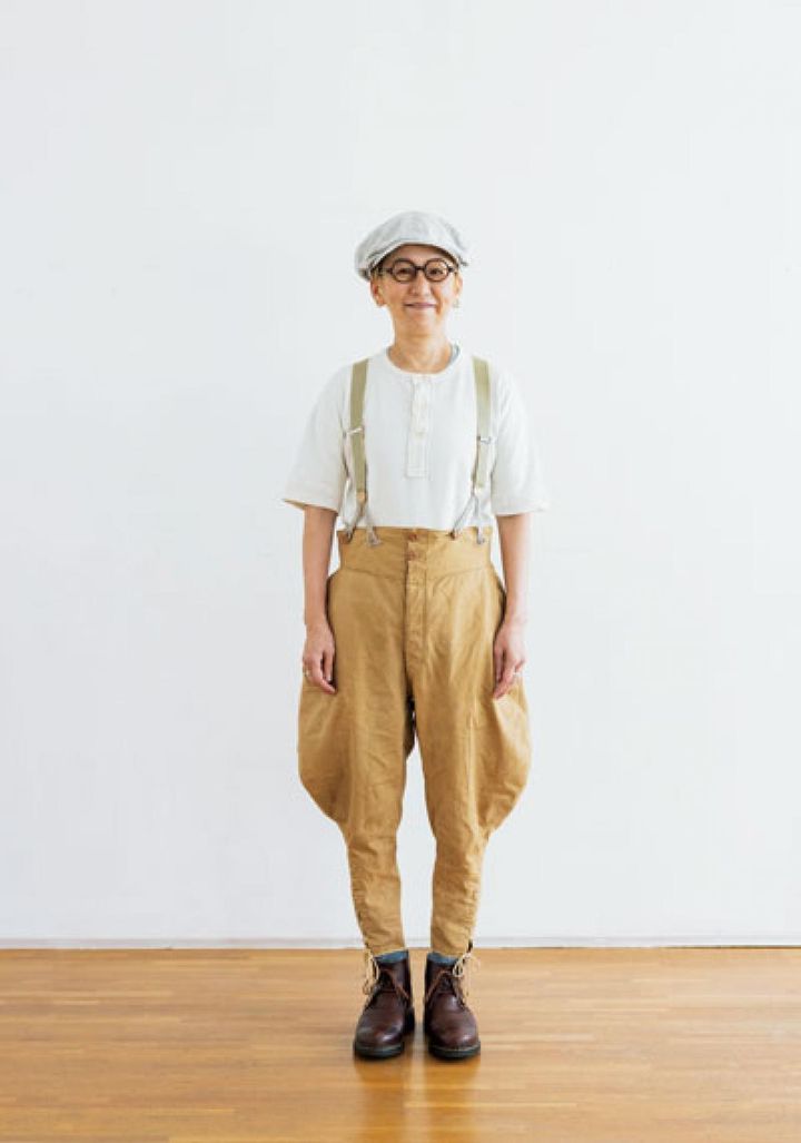 個性的な装いを、正統派めがねでキリリと