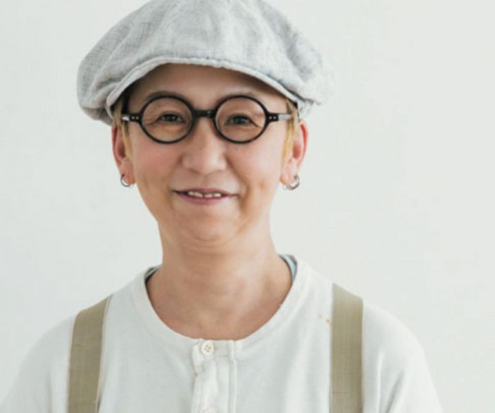 黒のめがねを持っていないので、装いを引き締めたいときにはこのめがね(2)か 6 のめがねを使います」