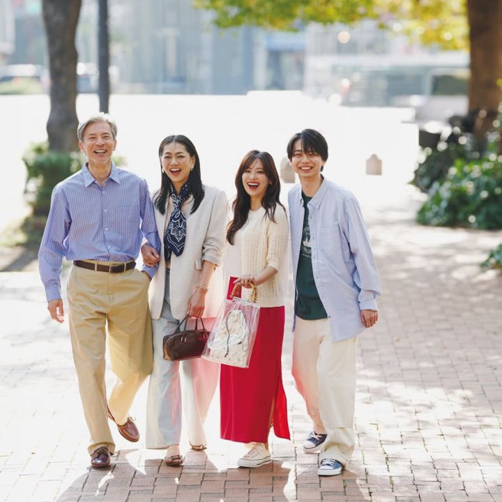 【息子】シャツ［オンライン限定］¥5,990、Tシャツ¥3,990、パンツ［オンライン限定］¥11,900／すべてギャップ、スニーカー¥6,490／コンバース（コンバースインフォメーションセンター） 【彼女】カーディガン¥7,990／コントワー・デ・コトニエ（ユニクロ）、 Tシャツ¥990／ジーユー、スカート［一部店舗限定］¥9,990／ギャップ、バッグ¥16,500／ピモンテ、スニ ーカー¥12,650／コンバース（コンバースインフォメーションセンター）、ピアス¥31,900、ネックレス¥53,900／ともにマリハ 【主人公・明美】1 5 11 C エ、スカーフ¥22,000／マニプリ、ピアス¥8,800／アドラル、ブレスレット¥89,100／バルブス（ともにズットホリック） 【夫】シャツ¥2,490／ジーユー、パンツ¥7,990、ベルト¥3,990／ともにギャップ、靴¥18,700／ティンバーランド（VF ジャパン）
