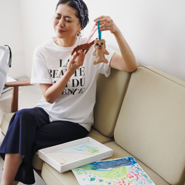 Tシャツ¥8,250／ルージュ・ヴィフアンナ（アバハウスインターナショナル オンラインストア、ブラウス¥12,100、パンツ¥14,300／ともにソージュ（ソージュ オンラインストア）、スカーフ¥22,000／マニプリ、ピアス¥27,720／バルブス（ズットホリック）