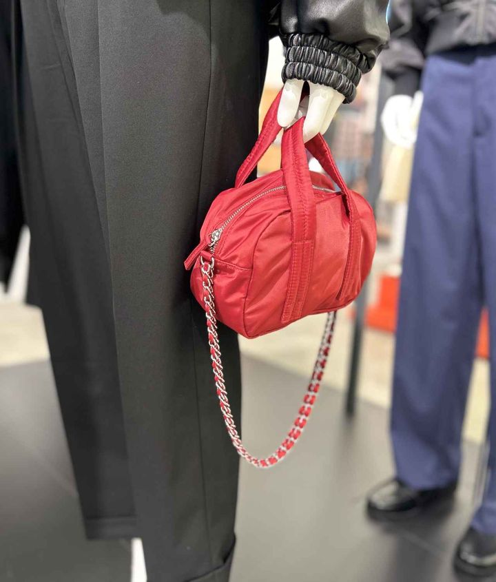 画像: 【GU】ナイロンミニボストンバッグ MN ¥2,990 www.gu-global.com