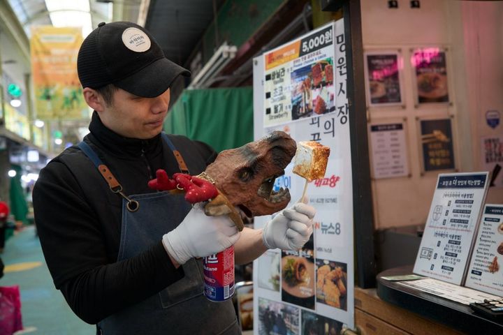 恐竜ガスバーナーがユーモラス