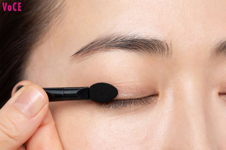 締め色ブラウンは太チップでキワにのせて目力アップ