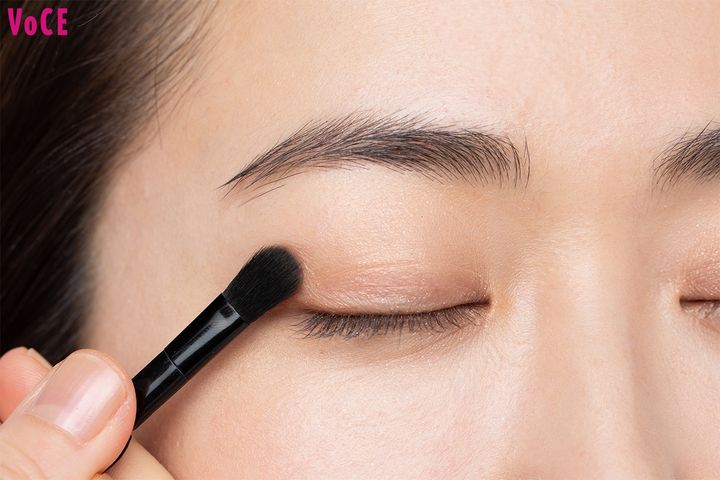ブラウンは二重幅よりオーバーして色みを主張