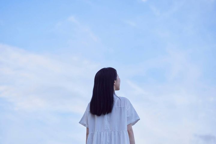 見つめる人