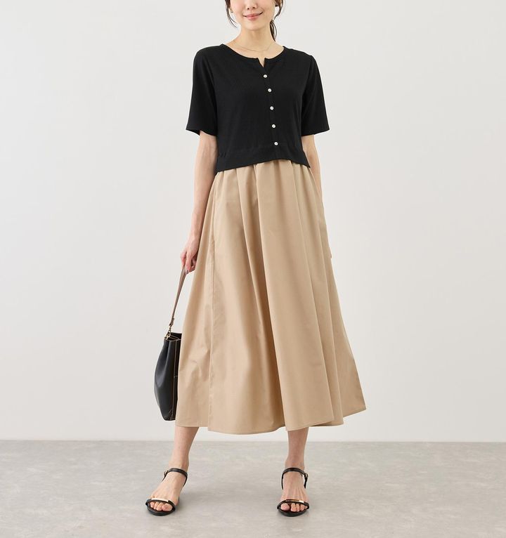 画像: キーネック布帛ドッキングカットワンピース（ブラック）¥7,997 出典：ロペピクニック