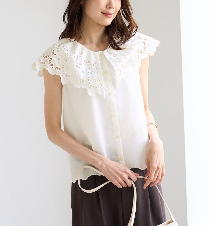 画像: 刺繍フリルブラウス（ホワイト）¥5,489 出典：ロペピクニック