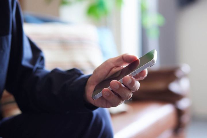 スマホを見る男性の手元
