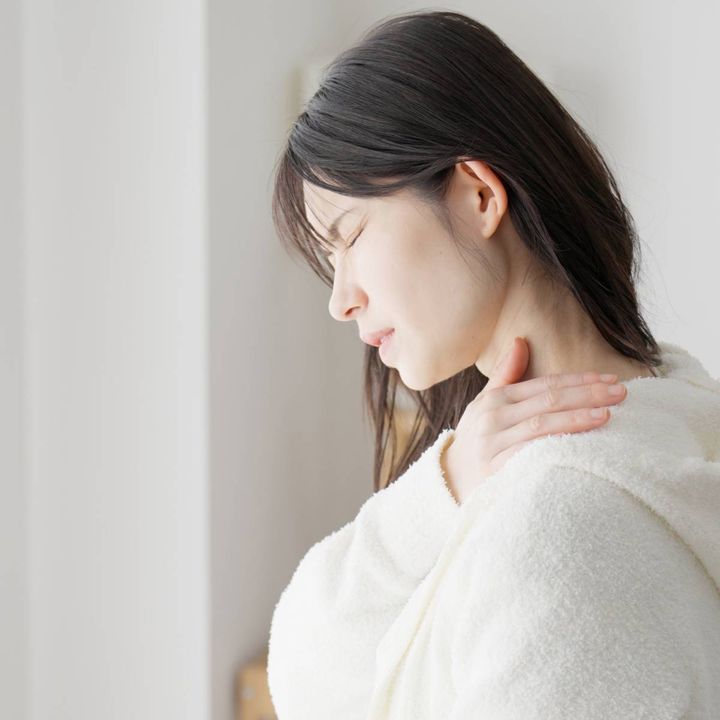 肩を気にする女性