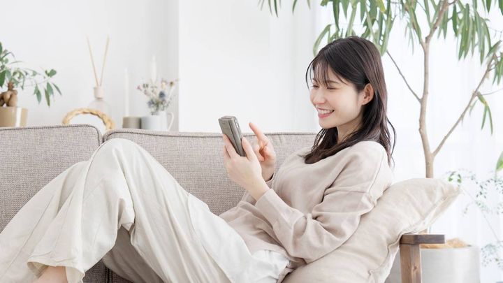 スマホを見てくつろぐ女性