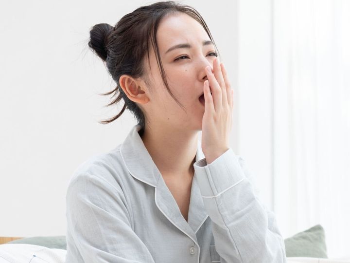【日本睡眠学会所属医師が解説】食事制限だけを頑張っても体重が落ちないのは、栄養バランスの乱れではなく「睡眠不足」が原因かもしれません。眠りと肥満の知られざる関係、正しく理解していますか？（※画像：Shutterstock.com）