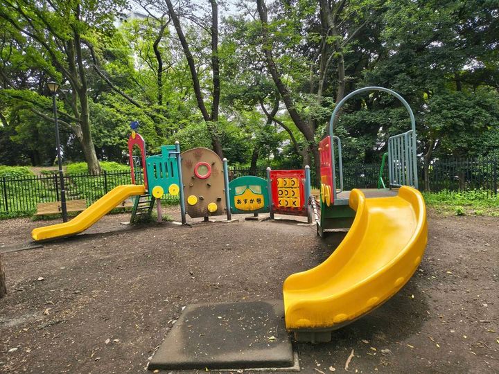 小さな子ども向けの遊具広場