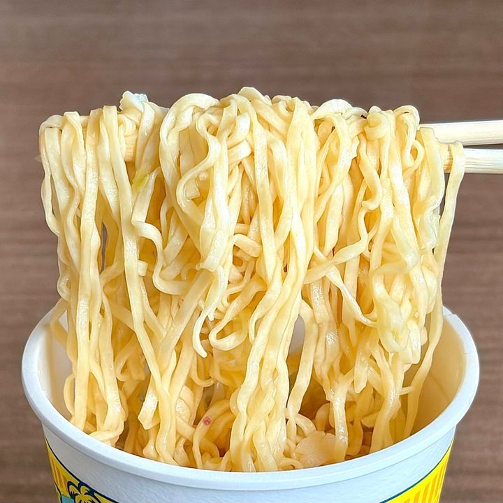 日清食品の「カップヌードル レモンシーフードヌードル」の麺をお箸で掴む様子