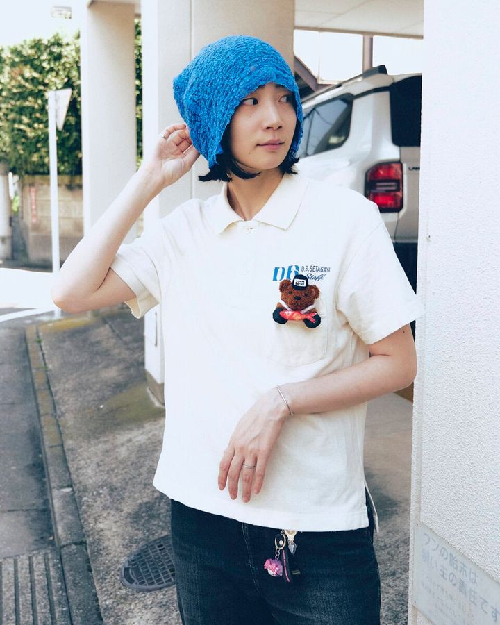【30代スナップ＠明大前】漁師のクマちゃんが付いた夏らしいポロシャツに視線集中