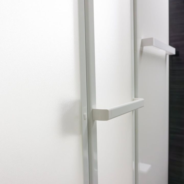 いきなり「カビ取り剤」は使わない。汚れがしっかり落ちる“浴室の扉掃除法”