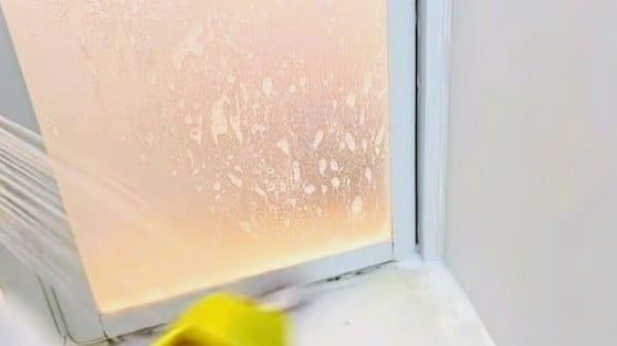 扉を掃除する人