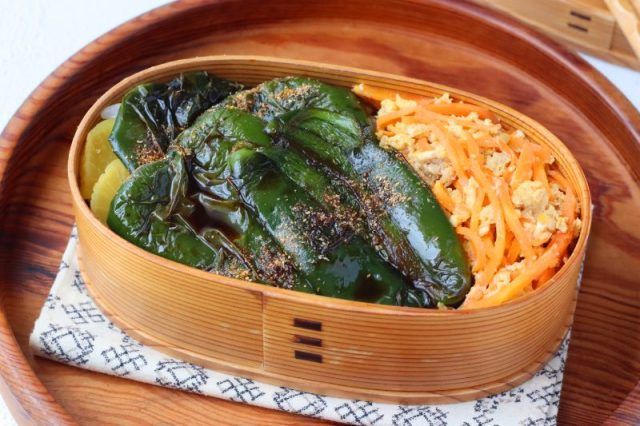 「ピーマンの蒲焼き」「ツナ入りにんじんしりしり」2品弁当