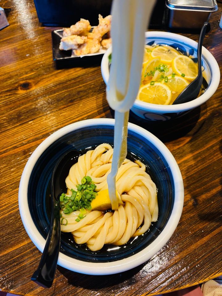 安い、早い、旨い、夏場に一度は食べてみたいレモンたっぷりうどん