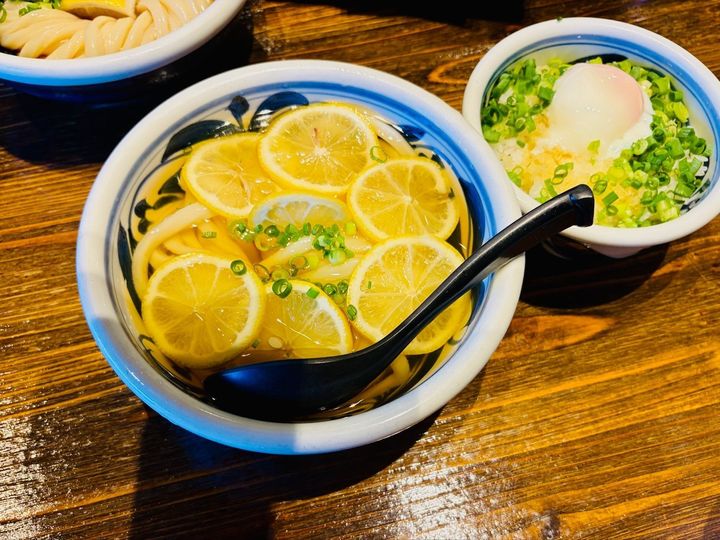 安い、早い、旨い、夏場に一度は食べてみたいレモンたっぷりうどん