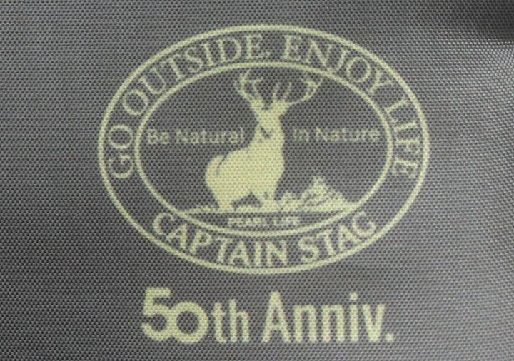 カーキ色のショルダーポーチにプリントされたキャプテンスタッグ50周年記念ロゴのアップ