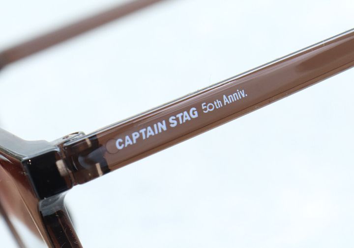 調光サングラスのテンプル部分に「CAPTAIN STAG 50th Anniv.」のロゴが写っている
