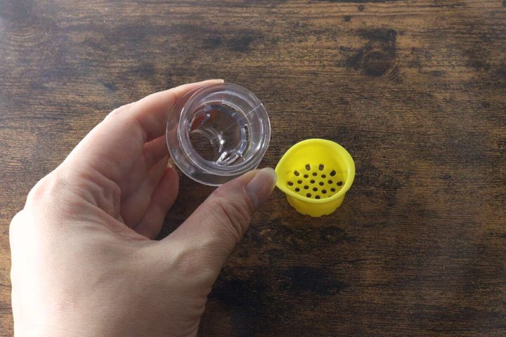レモンジューサー本体を分解し、手に持っている