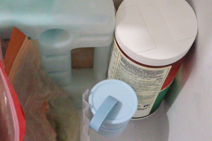 冷凍庫の引き出しに、水色のスティックが立てて置かれている