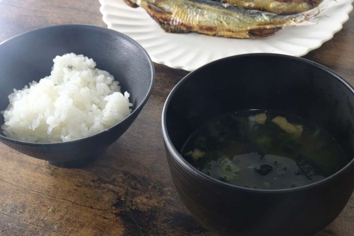 ご飯と味噌汁、焼き魚が並んだ和食の食卓
