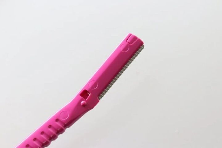 ピンク色の貝印フェイス用カミソリ（女性用）の刃先部分をアップで写している