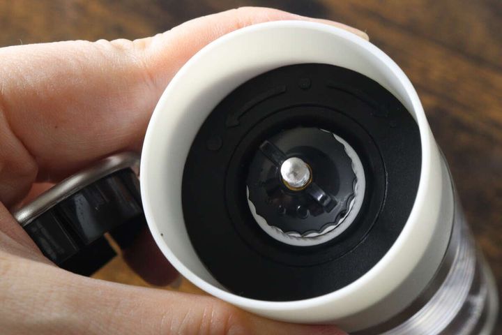 2WAYグラインダーの底部分にあるスパイスの粗さ調整ネジ