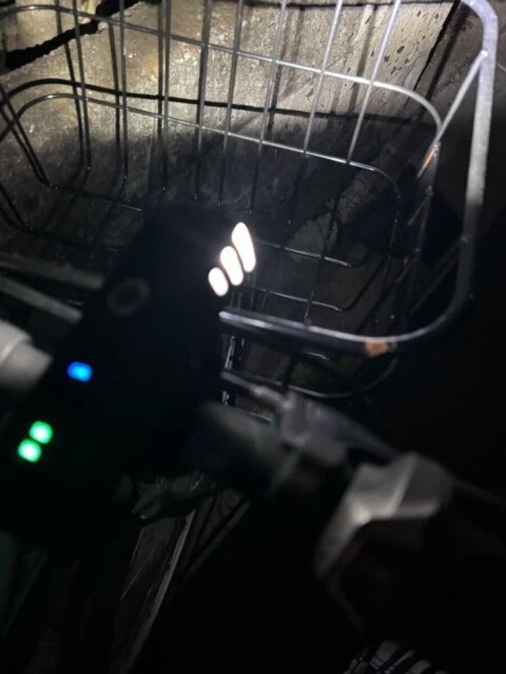 暗い場所で自転車のハンドルに装着されたライトが点灯している様子