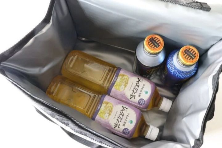 クーラーバッグの中にペットボトル飲料が複数入っている様子